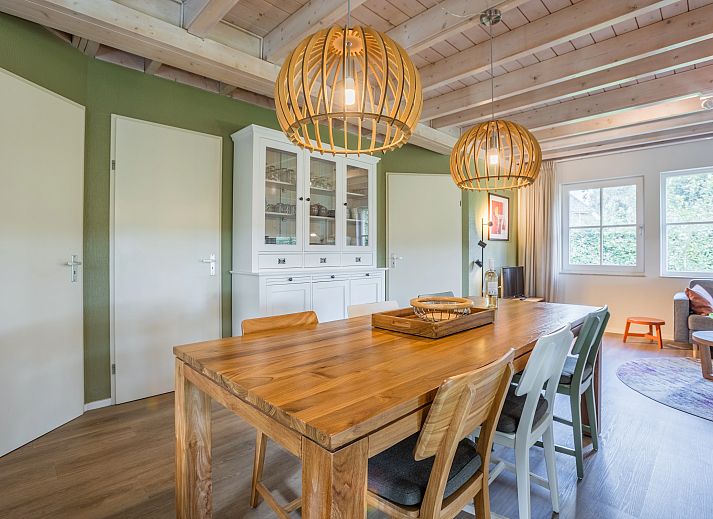 Gezellige binnenruimte van Orveltermarke 6-persoons bungalow in Witteveen, Drenthe met houten interieur en ruime zit- en eetgedeelte.