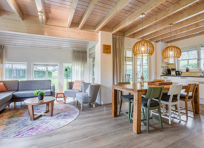 Gezellige binnenruimte van Orveltermarke 6-persoons bungalow in Witteveen, Drenthe met houten interieur en ruime zit- en eetgedeelte.