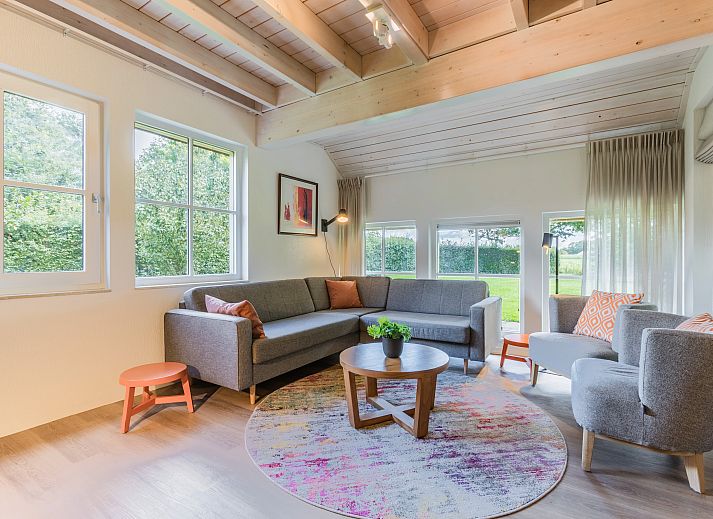 Gezellige binnenruimte van Orveltermarke 6-persoons bungalow in Witteveen, Drenthe met houten interieur en ruime zit- en eetgedeelte.