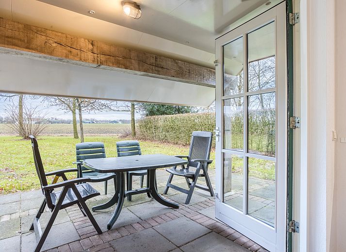 Gezellige binnenruimte van Orveltermarke 6-persoons bungalow in Witteveen, Drenthe met houten interieur en ruime zit- en eetgedeelte.
