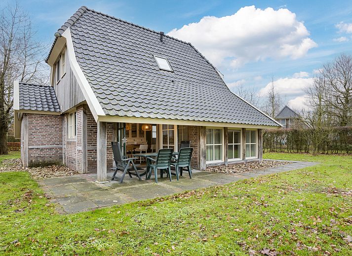 Gezellige woonkamer in Orveltermarke 6-persoons bungalow in Witteveen, Midden Drenthe, met veel licht en uitzicht op de groene omgeving.