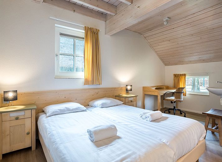 Gezellige woonkamer in Orveltermarke 6-persoons bungalow in Witteveen, Midden Drenthe, met veel licht en uitzicht op de groene omgeving.