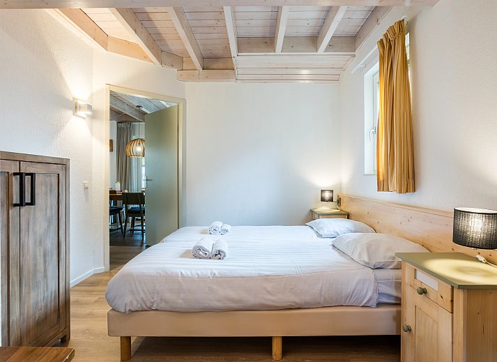 Gezellige woonkamer in Orveltermarke 6-persoons bungalow in Witteveen, Midden Drenthe, met veel licht en uitzicht op de groene omgeving.