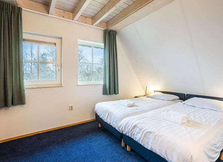 Gezellige eetkamer in Orveltermarke 6-persoons bungalow, Witteveen, Drenthe. Houten tafel en moderne verlichting voor een sfeervol verblijf.