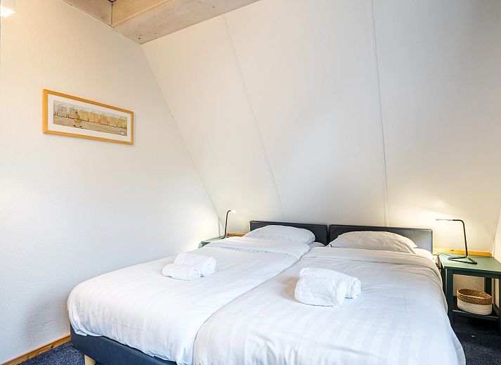 Gezellige eetkamer in Orveltermarke 6-persoons bungalow, Witteveen, Drenthe. Houten tafel en moderne verlichting voor een sfeervol verblijf.