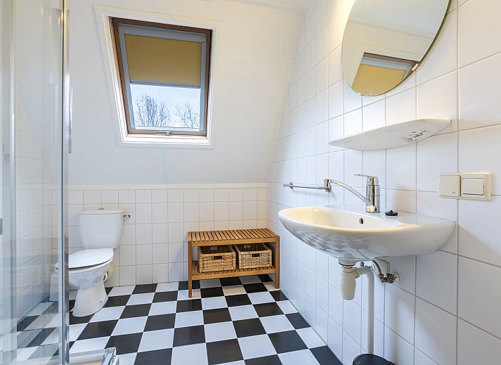 Gezellige eetkamer in Orveltermarke 6-persoons bungalow, Witteveen, Drenthe. Houten tafel en moderne verlichting voor een sfeervol verblijf.