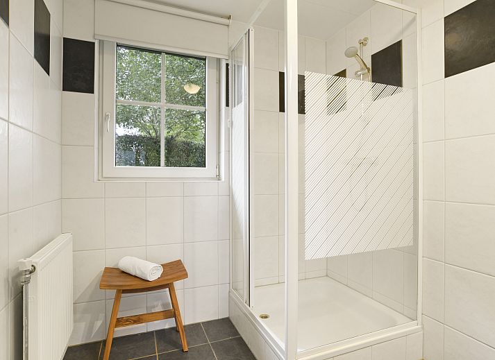 Gezellige woonkamer in Orveltermarke 4-persoons bungalow 4L, Witteveen, Midden Drenthe. Comfortabele zitruimte voor een ontspannen verblijf.