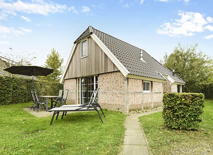 Gezellige woonkamer in Orveltermarke 4-persoons bungalow 4L, Witteveen, Midden Drenthe. Comfortabele zitruimte voor een ontspannen verblijf.