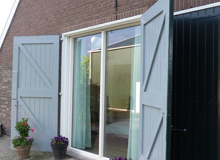 Gemuetliches Schlafzimmer im Ferienhaus in Smilde, Midden Drenthe, mit Kunstwerken und natuerlichem Licht.