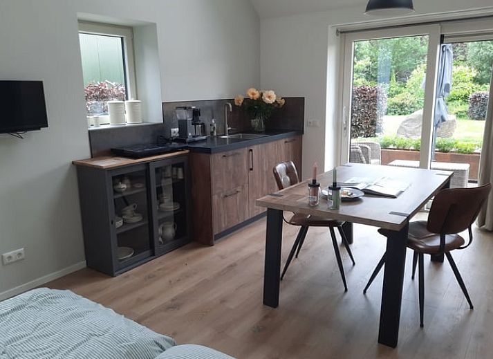 Gemuetliches Schlafzimmer im Ferienhaus in Smilde, Midden Drenthe, mit Kunstwerken und natuerlichem Licht.