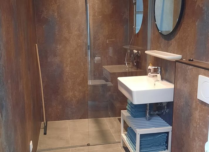 Gemuetliches Schlafzimmer im Ferienhaus in Smilde, Midden Drenthe, mit Kunstwerken und natuerlichem Licht.