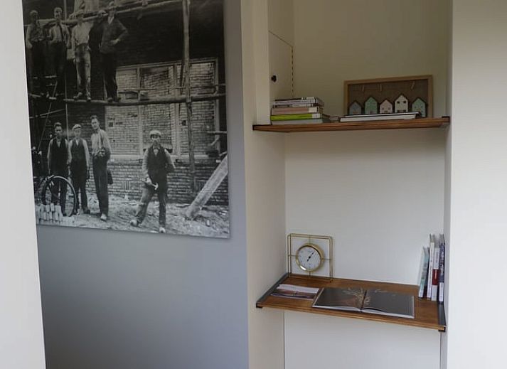 Charmanter Eingang zum Ferienhaus in Smilde, Zentral-Drenthe, mit offenen Fensterlaeden und Blumen.