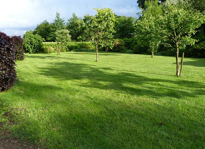 Moderne Kueche und Essbereich im Ferienhaus in Smilde, Midden Drenthe, mit Blick auf den Garten.