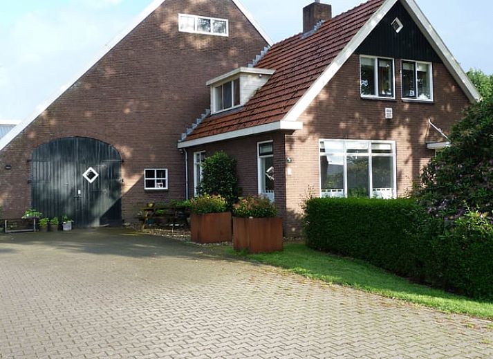 Moderne Kueche und Essbereich im Ferienhaus in Smilde, Midden Drenthe, mit Blick auf den Garten.