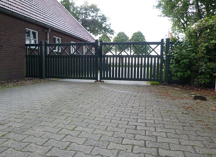 Moderne Kueche und Essbereich im Ferienhaus in Smilde, Midden Drenthe, mit Blick auf den Garten.