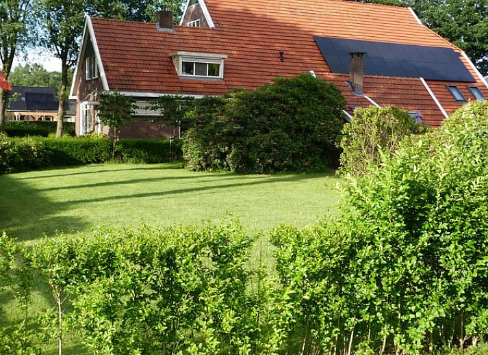 Moderne Kueche und Essbereich im Ferienhaus in Smilde, Midden Drenthe, mit Blick auf den Garten.