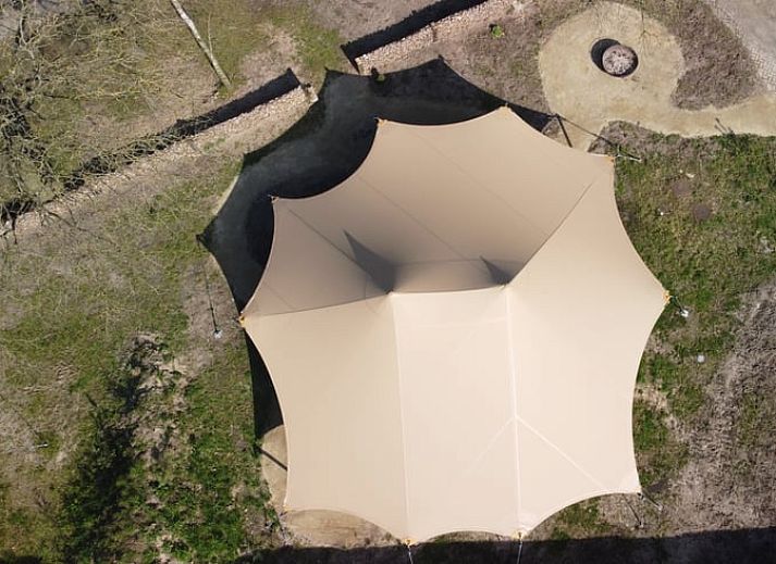 Ferienhaus in Odoorn, Zentral-Drenthe, Ferienunterkunft mit Veranda und Sitzwanne in laendlicher Umgebung.