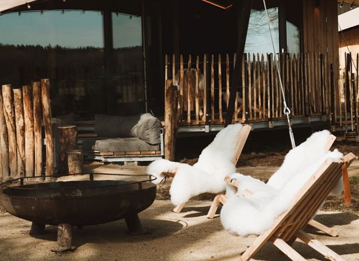 Ferienhaus in Odoorn, Zentral-Drenthe, Ferienunterkunft mit Veranda und Sitzwanne in laendlicher Umgebung.