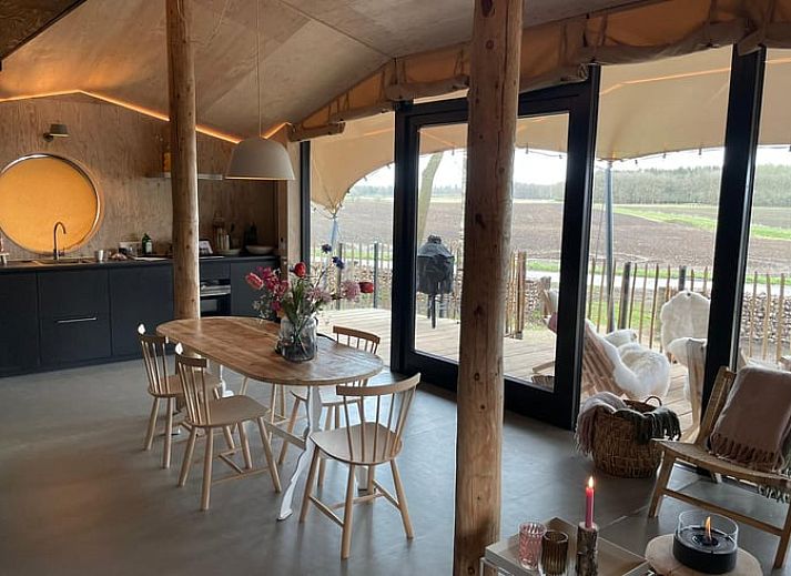 Gemuetliche Sitzecke mit Feuerstelle im Cottage in Odoorn, Zentral-Drenthe, Ferienhaus in der Natur.