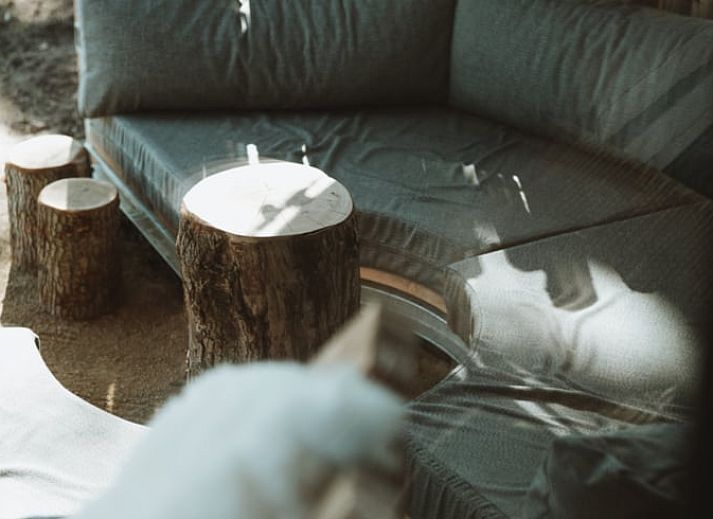 Gemuetliche Sitzecke mit Feuerstelle im Cottage in Odoorn, Zentral-Drenthe, Ferienhaus in der Natur.