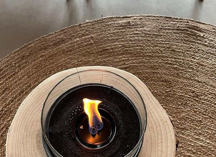 Gemuetliche Sitzecke mit Feuerstelle im Cottage in Odoorn, Zentral-Drenthe, Ferienhaus in der Natur.