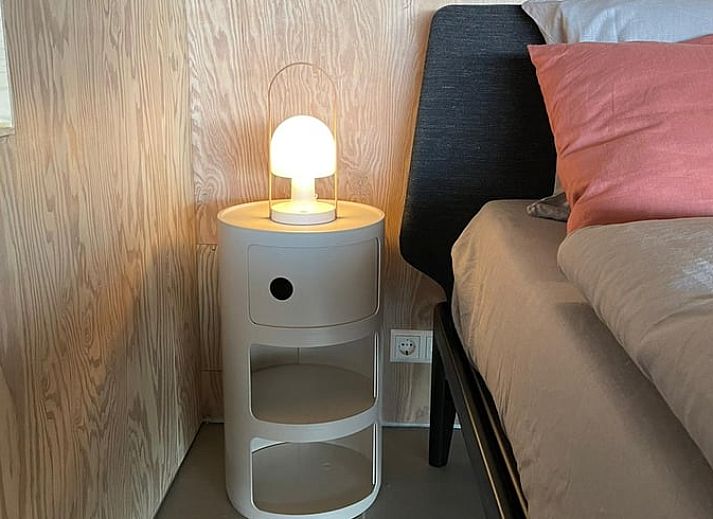 Luftaufnahme von Cottage in Odoorn, Central Drenthe, Glamping Lodge mit einzigartiger Zeltform und natuerlicher Umgebung.