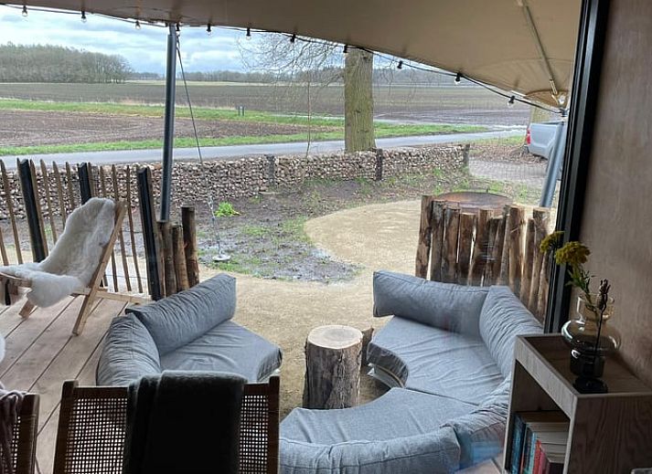 Luftaufnahme von Cottage in Odoorn, Central Drenthe, Glamping Lodge mit einzigartiger Zeltform und natuerlicher Umgebung.