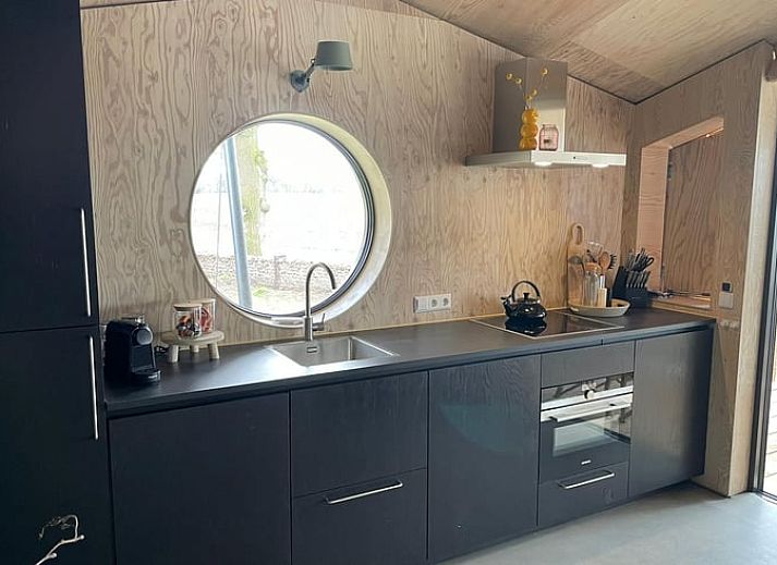 Luftaufnahme von Cottage in Odoorn, Central Drenthe, Glamping Lodge mit einzigartiger Zeltform und natuerlicher Umgebung.