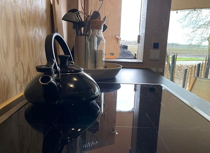 Luftaufnahme von Cottage in Odoorn, Central Drenthe, Glamping Lodge mit einzigartiger Zeltform und natuerlicher Umgebung.