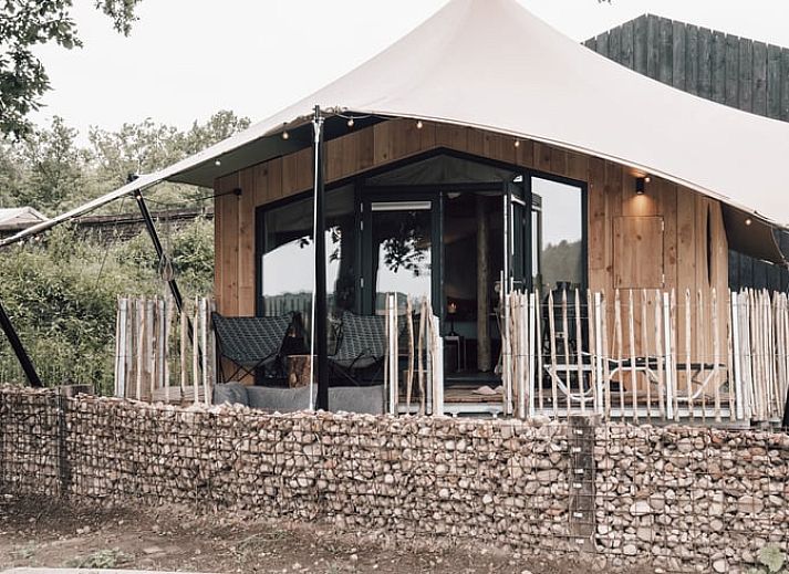 Geniet van de gezellige veranda bij Vakantiehuis in Odoorn, Midden Drenthe, ideaal voor ontspannen avonden.