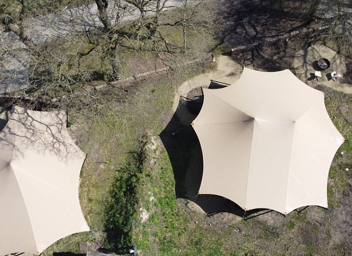 Geniet van de gezellige veranda bij Vakantiehuis in Odoorn, Midden Drenthe, ideaal voor ontspannen avonden.