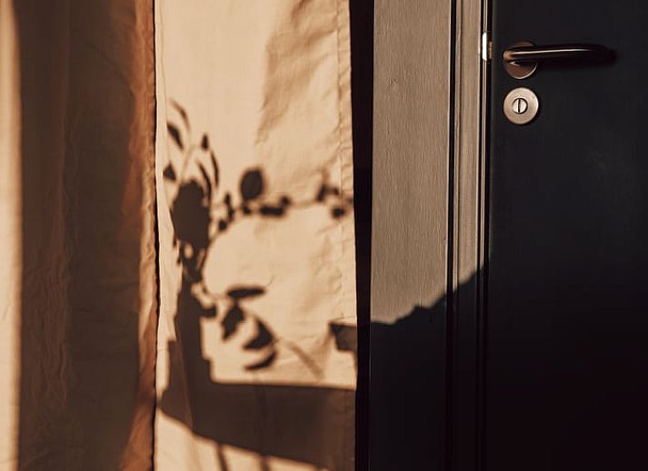 Charmante glamping lodge met veranda bij Vakantiehuis in Odoorn, Midden Drenthe, ideaal voor een rustieke ervaring.