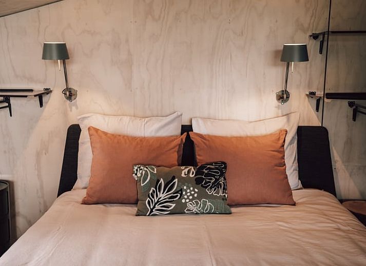 Charmante glamping lodge met veranda bij Vakantiehuis in Odoorn, Midden Drenthe, ideaal voor een rustieke ervaring.