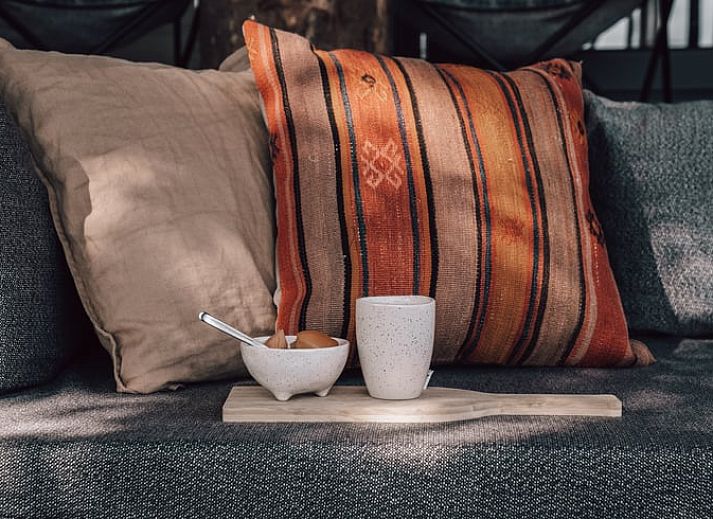 Charmante glamping lodge met veranda bij Vakantiehuis in Odoorn, Midden Drenthe, ideaal voor een rustieke ervaring.