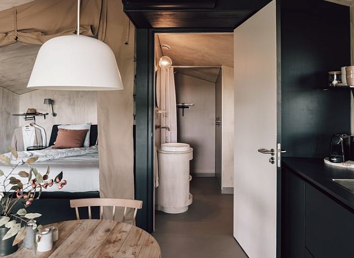 Luchtfoto van de unieke tenten bij Vakantiehuis in Odoorn, Midden Drenthe, omgeven door natuurlijke schoonheid.