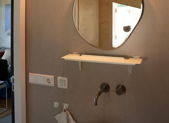 Luchtfoto van de unieke tenten bij Vakantiehuis in Odoorn, Midden Drenthe, omgeven door natuurlijke schoonheid.