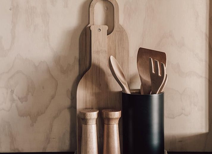 Gezellige zithoek buiten bij Vakantiehuis in Odoorn, Midden Drenthe, perfect voor een ontspannen pauze.