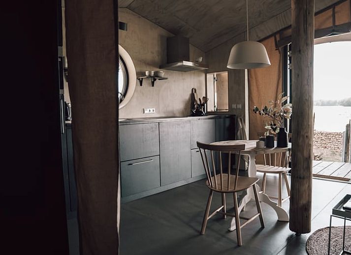 Gezellige zithoek buiten bij Vakantiehuis in Odoorn, Midden Drenthe, perfect voor een ontspannen pauze.