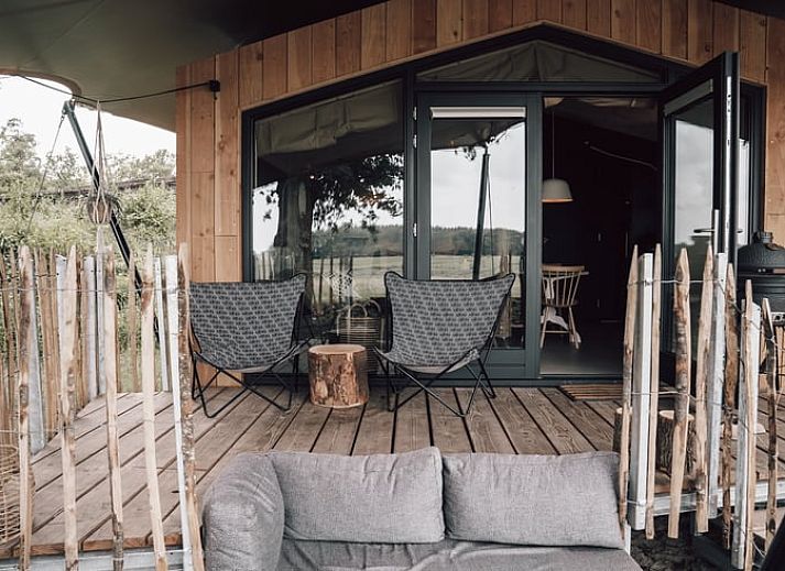 Gezellige zithoek buiten bij Vakantiehuis in Odoorn, Midden Drenthe, perfect voor een ontspannen pauze.