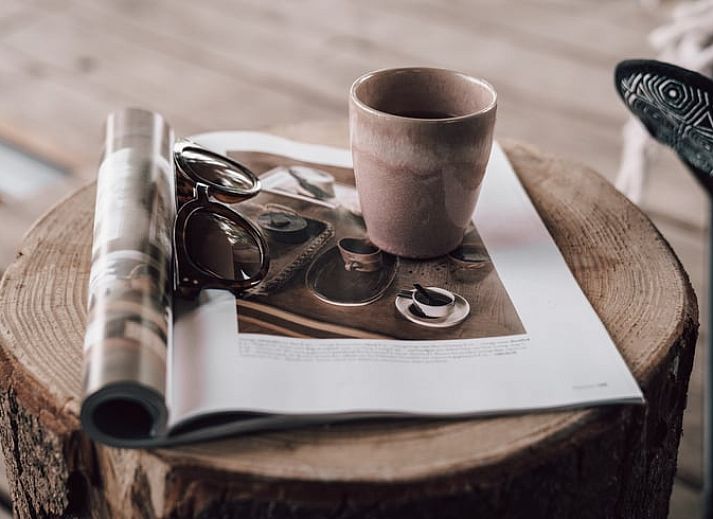 Gezellige zithoek buiten bij Vakantiehuis in Odoorn, Midden Drenthe, perfect voor een ontspannen pauze.