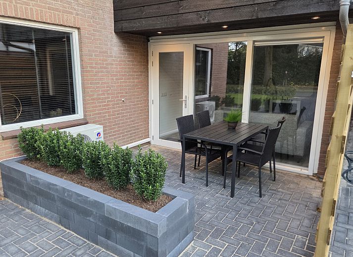 Geniessen Sie die Terrasse des Ferienhauses DG2033 in Odoorn, Midden Drenthe, mit stilvollen Gartenmoebeln.