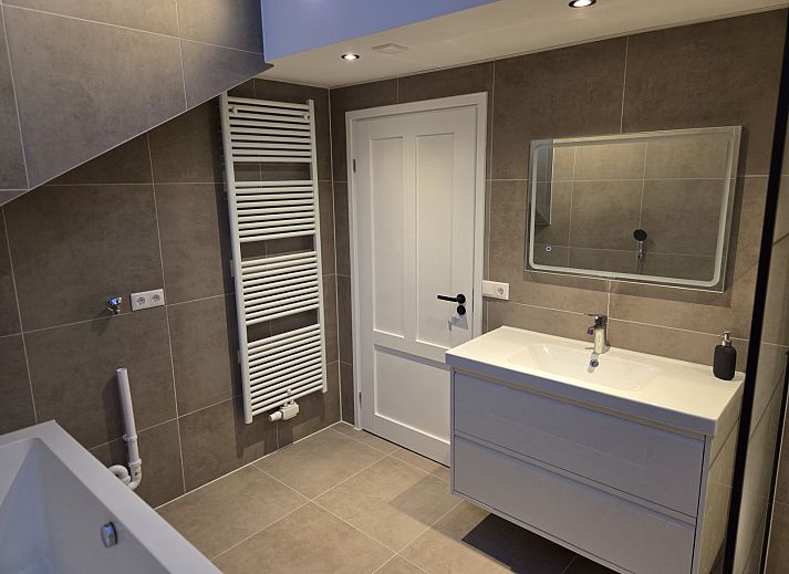 Geniessen Sie die Terrasse des Ferienhauses DG2033 in Odoorn, Midden Drenthe, mit stilvollen Gartenmoebeln.