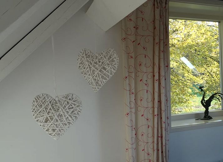 Badezimmer im Ferienhaus in Geeuwenbrug, Midden Drenthe, mit rustikaler Holzvertaefelung und moderner Ausstattung.