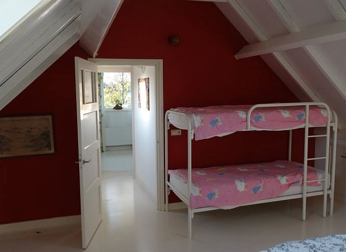 Badezimmer im Ferienhaus in Geeuwenbrug, Midden Drenthe, mit rustikaler Holzvertaefelung und moderner Ausstattung.