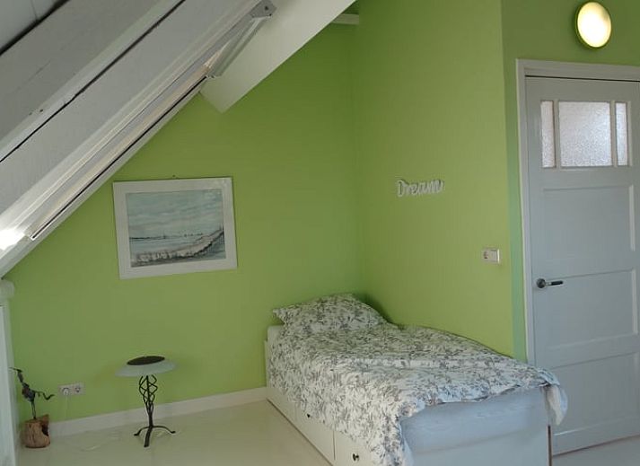 Badezimmer im Ferienhaus in Geeuwenbrug, Midden Drenthe, mit rustikaler Holzvertaefelung und moderner Ausstattung.