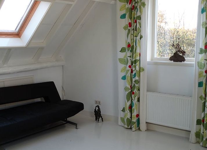 Badezimmer im Ferienhaus in Geeuwenbrug, Midden Drenthe, mit rustikaler Holzvertaefelung und moderner Ausstattung.