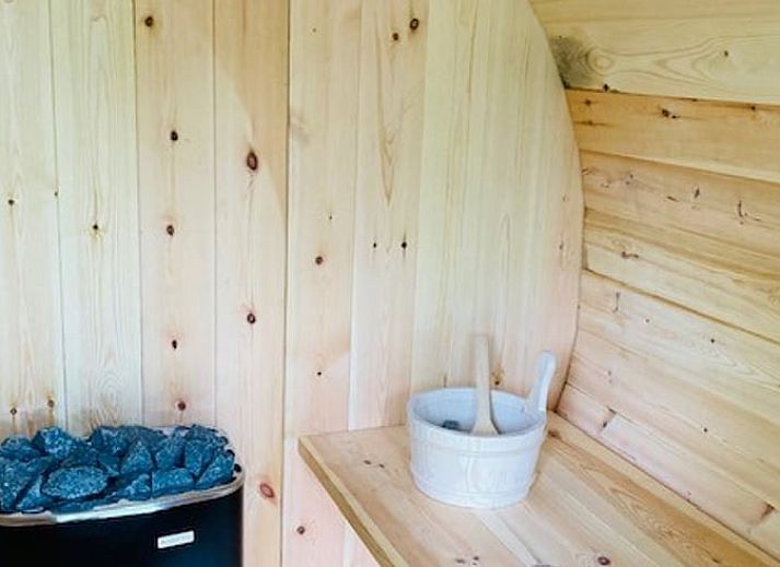 Zonnig terras bij Huisje in Nieuw Balinge, vakantiehuis in de groene omgeving van Nieuw-Balinge.