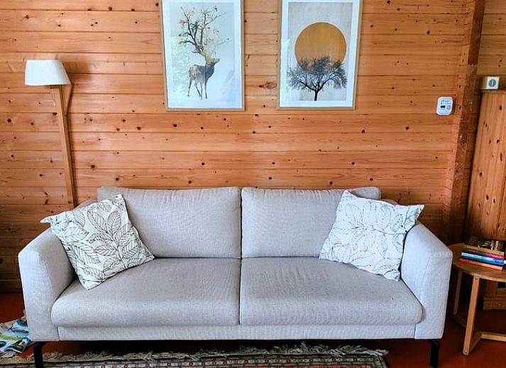 Gemuetliche Terrasse des Ferienhauses in Nieuw Balinge, Mittel-Drenthe, mit Blick auf einen gruenen Garten.