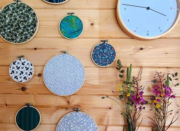 Gemuetliche Terrasse des Ferienhauses in Nieuw Balinge, Mittel-Drenthe, mit Blick auf einen gruenen Garten.