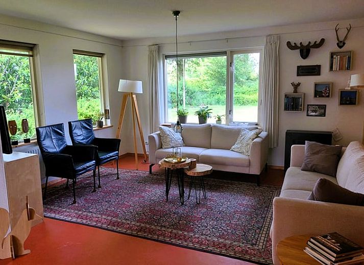 Gemuetliche Terrasse des Ferienhauses in Nieuw Balinge, Mittel-Drenthe, mit Blick auf einen gruenen Garten.
